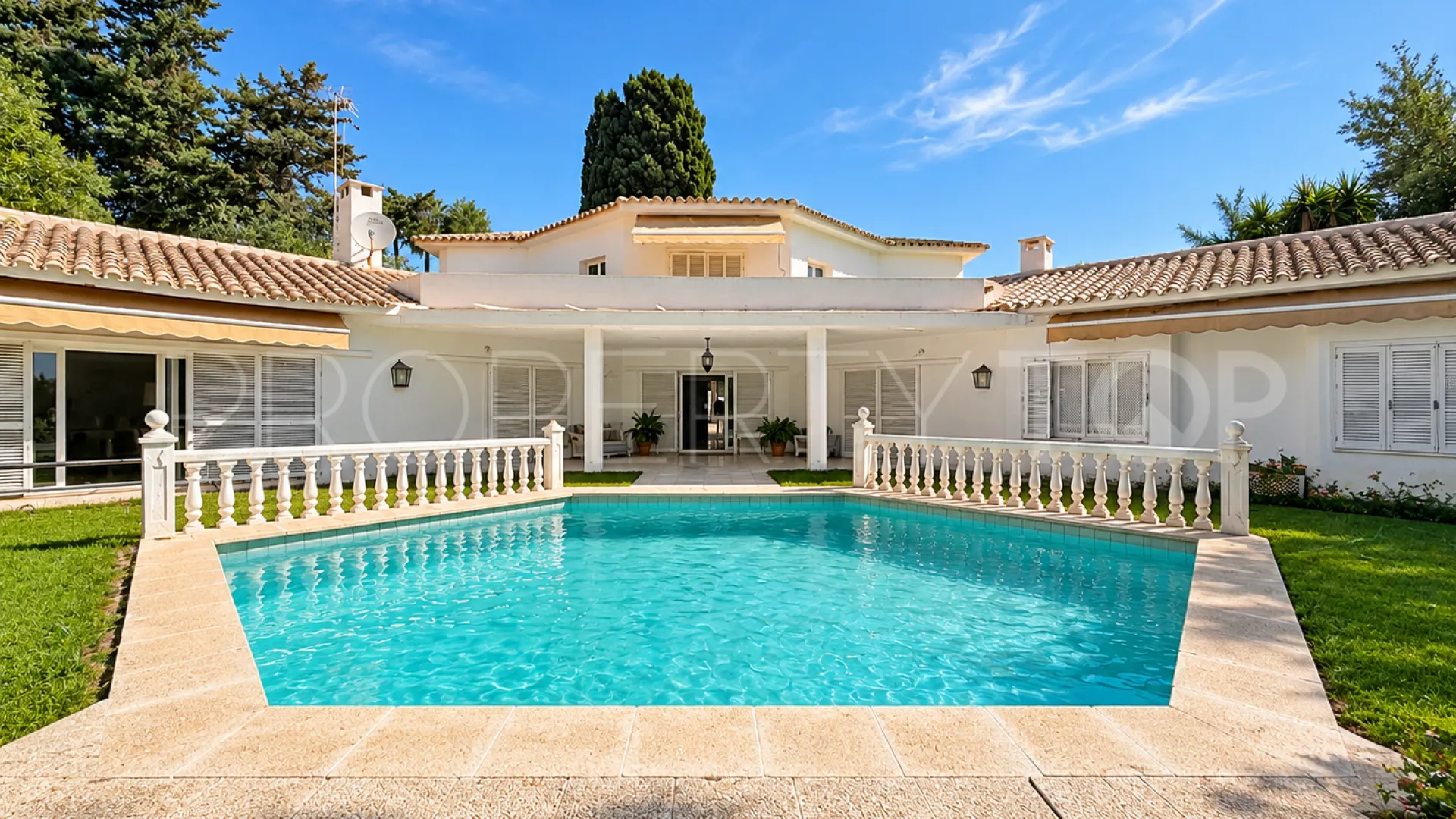Villa en venta en Guadalmina Baja de 8 dormitorios