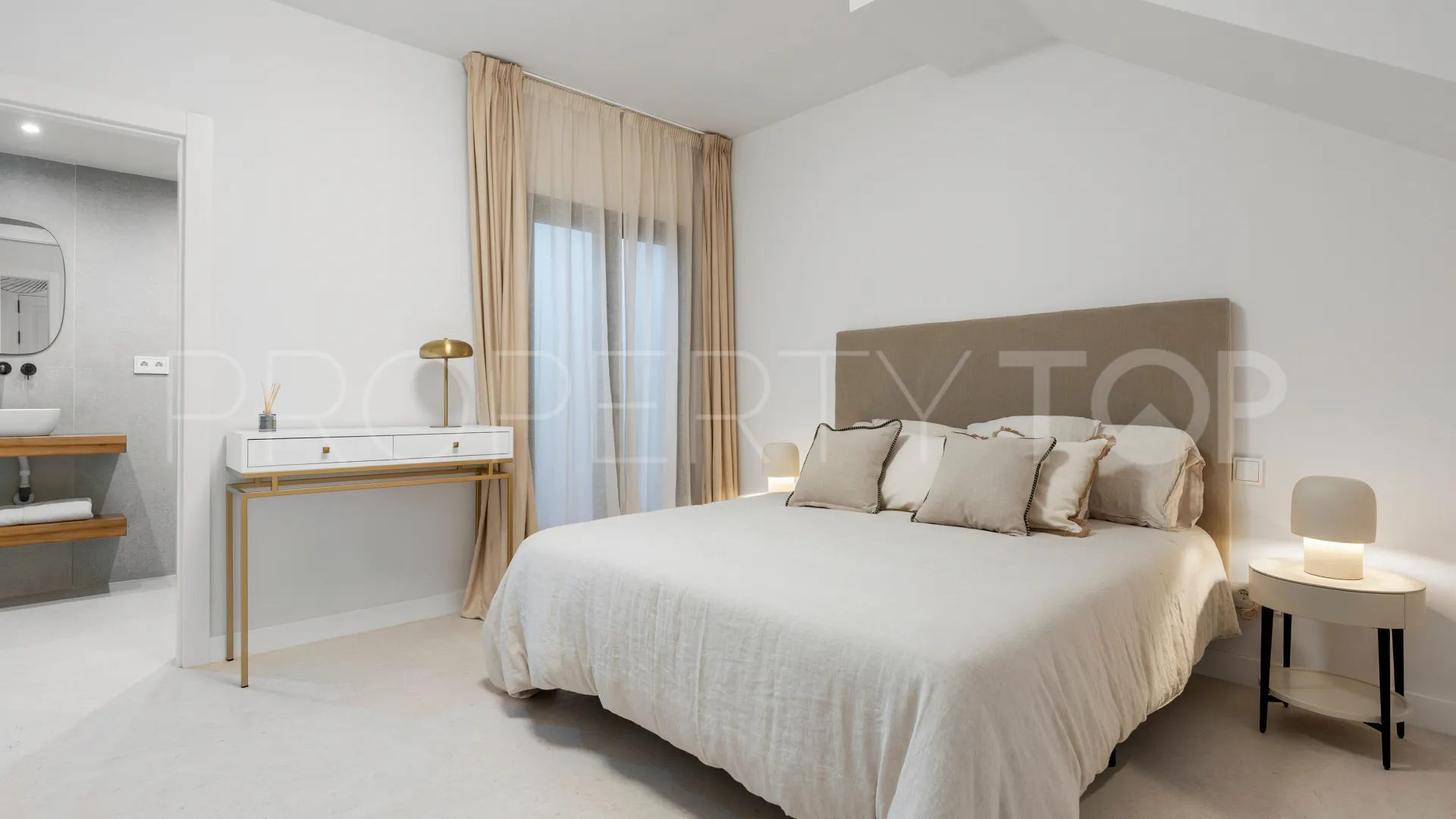 Town house in Nueva Andalucia for sale