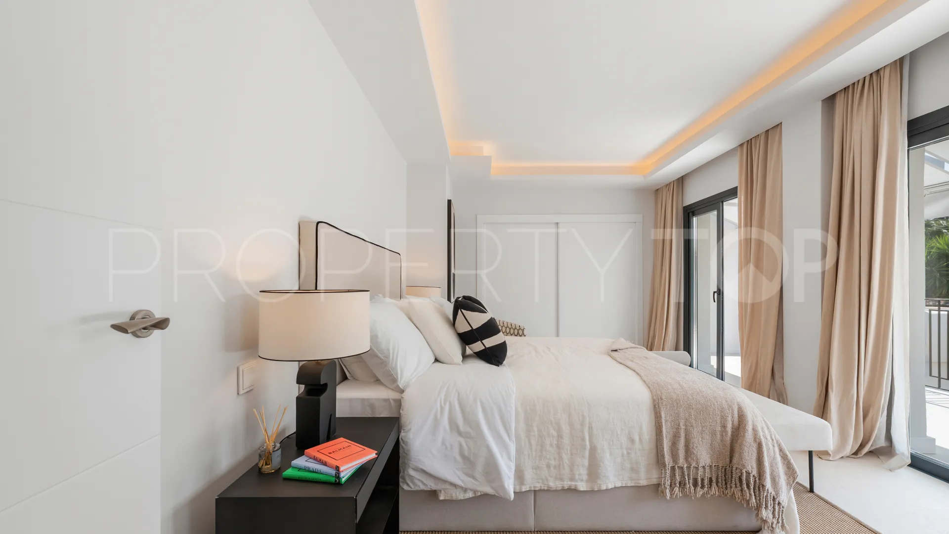 Town house in Nueva Andalucia for sale