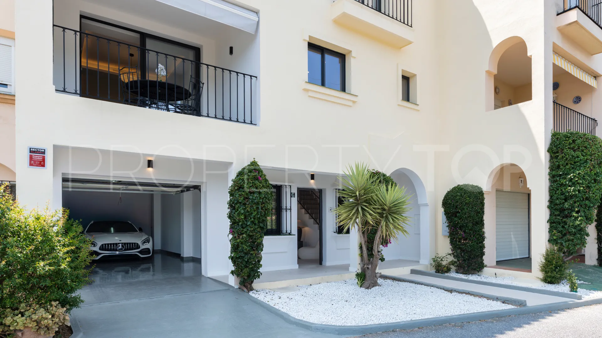 Town house in Nueva Andalucia for sale