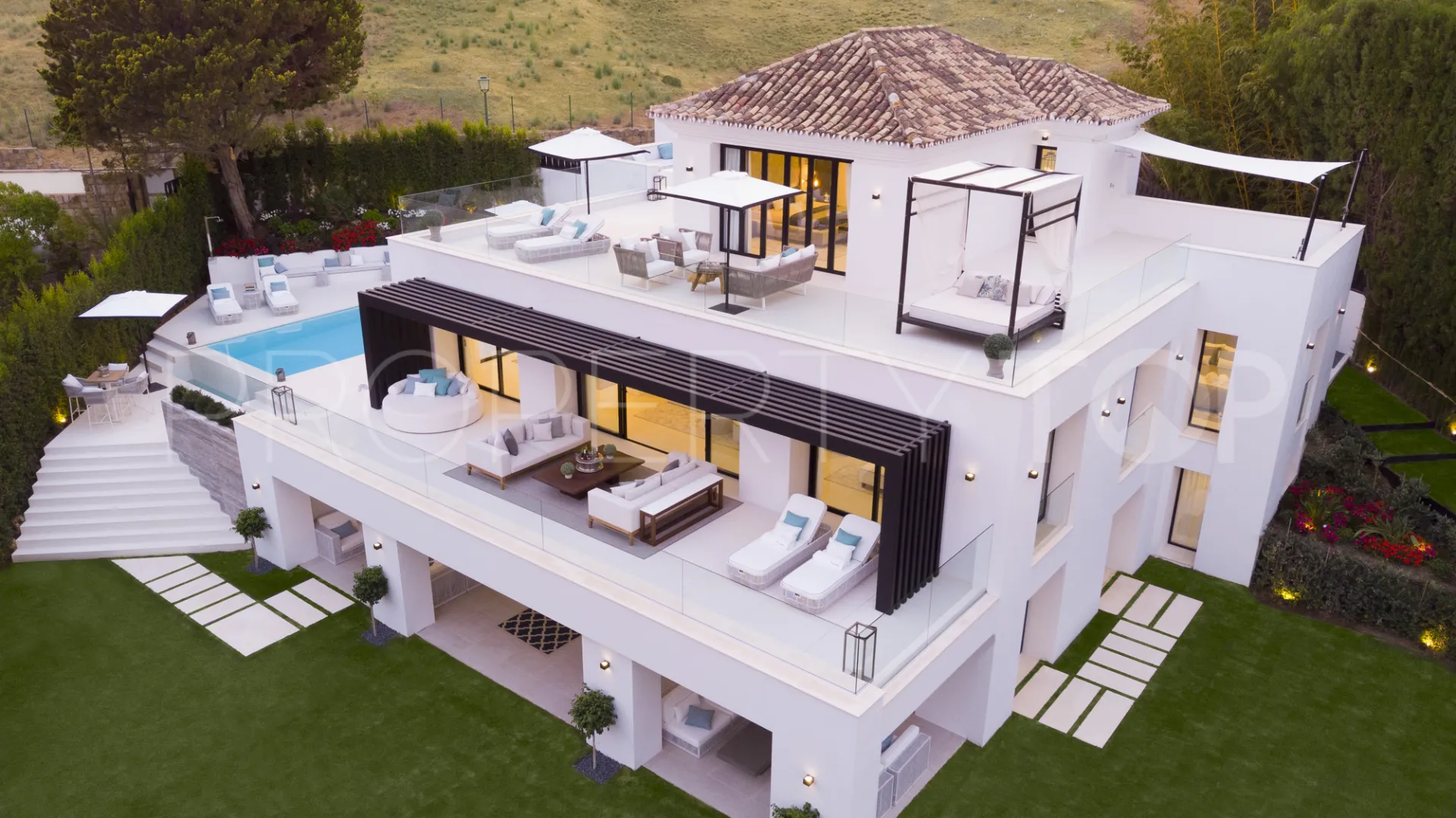 5 bedrooms villa for sale in Nueva Andalucia