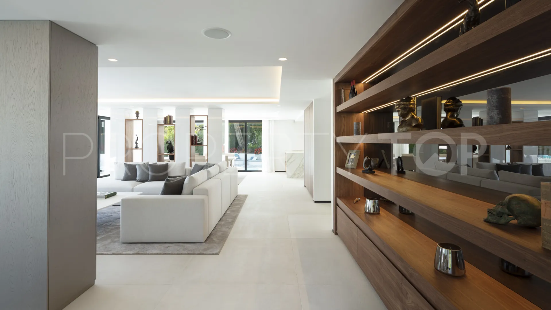 5 bedrooms villa for sale in Nueva Andalucia