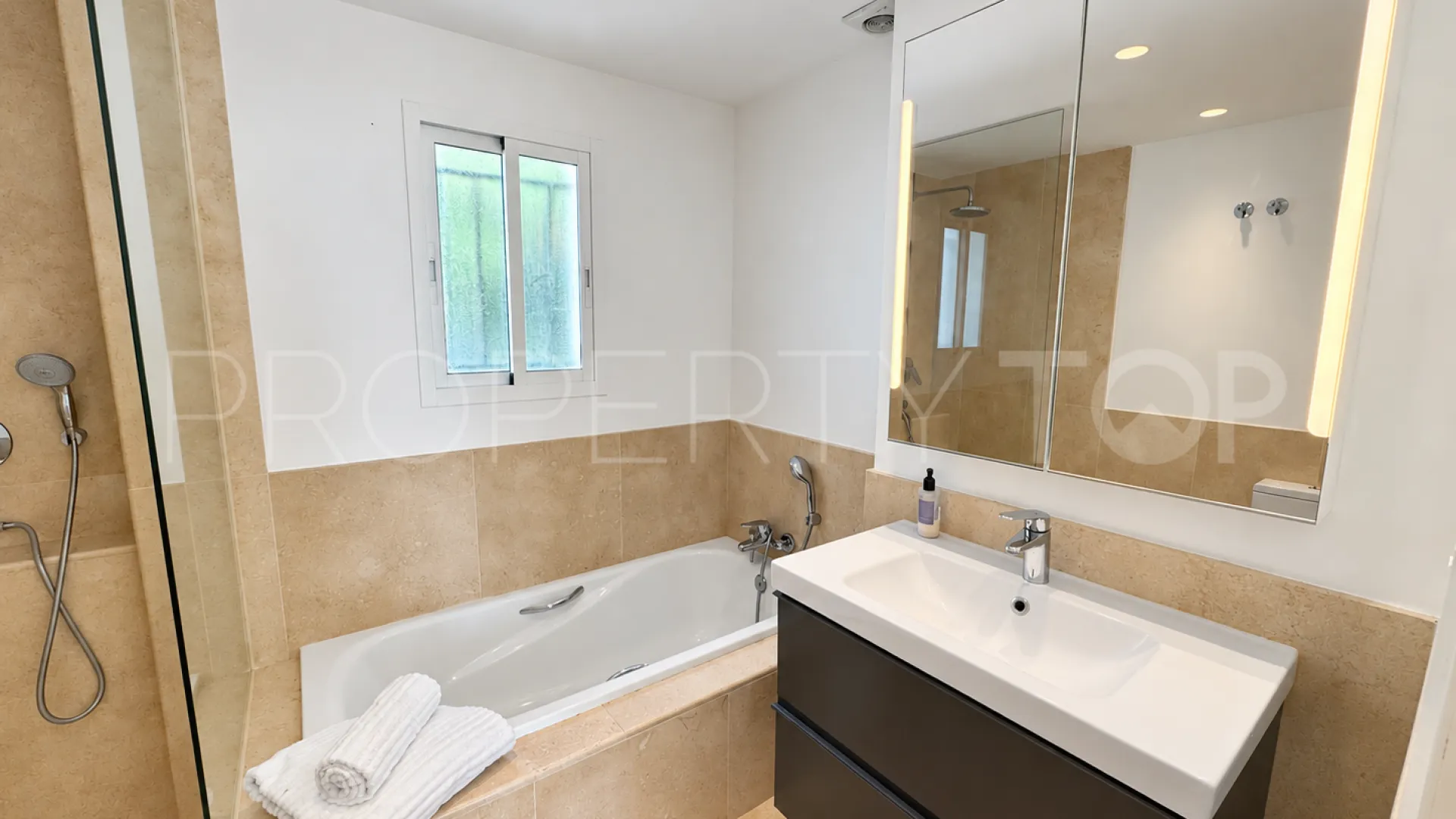Adosado a la venta en Los Altos de los Monteros con 4 dormitorios