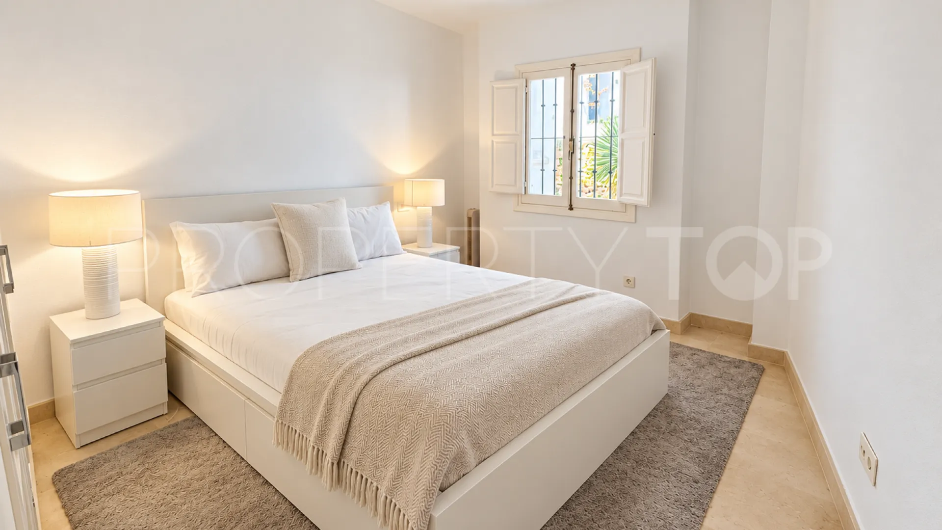 Adosado a la venta en Los Altos de los Monteros con 4 dormitorios