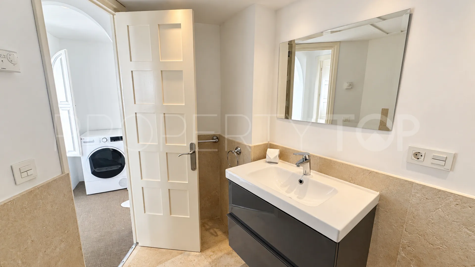 Adosado a la venta en Los Altos de los Monteros con 4 dormitorios