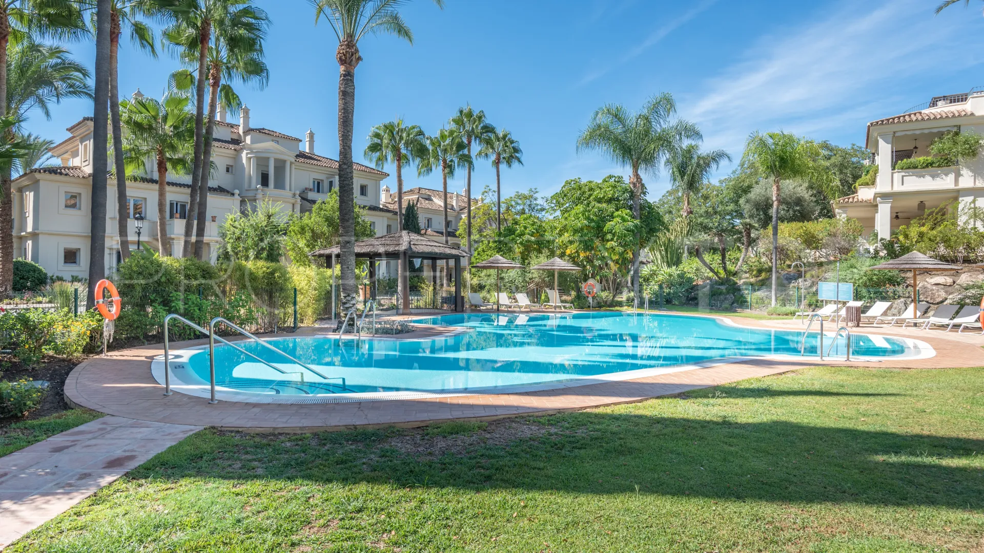 Ático de 3 dormitorios a la venta en Las Alamandas