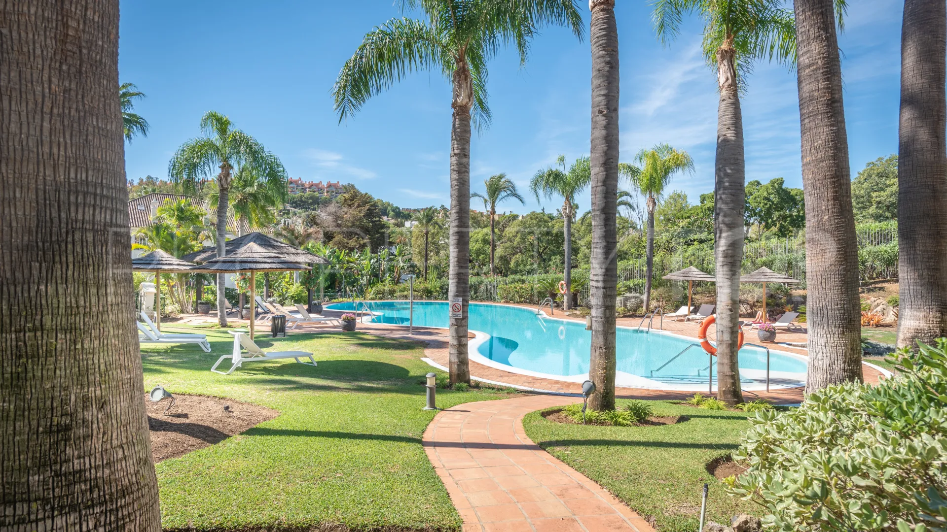 Ático de 3 dormitorios a la venta en Las Alamandas