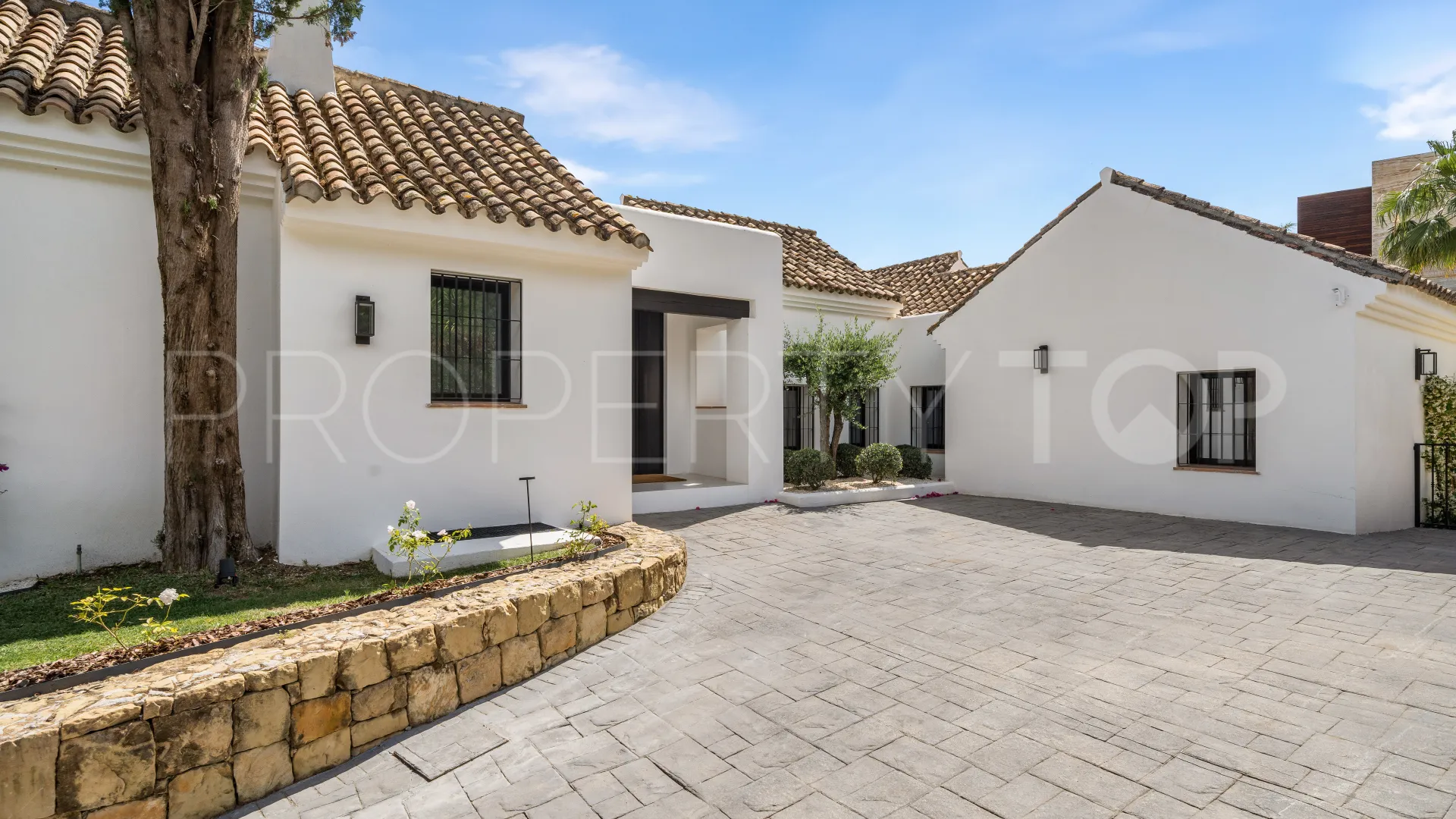 Villa for sale in Cascada de Camojan