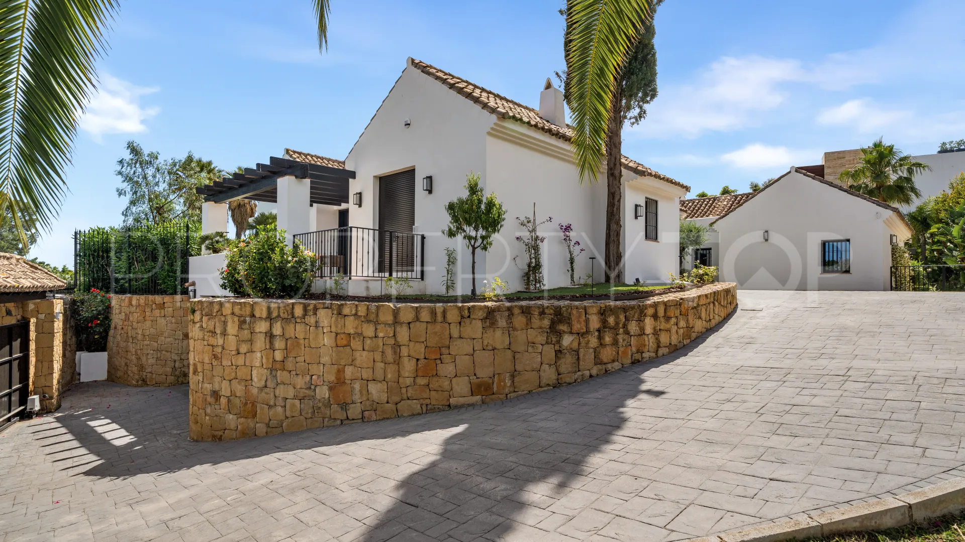 Villa for sale in Cascada de Camojan