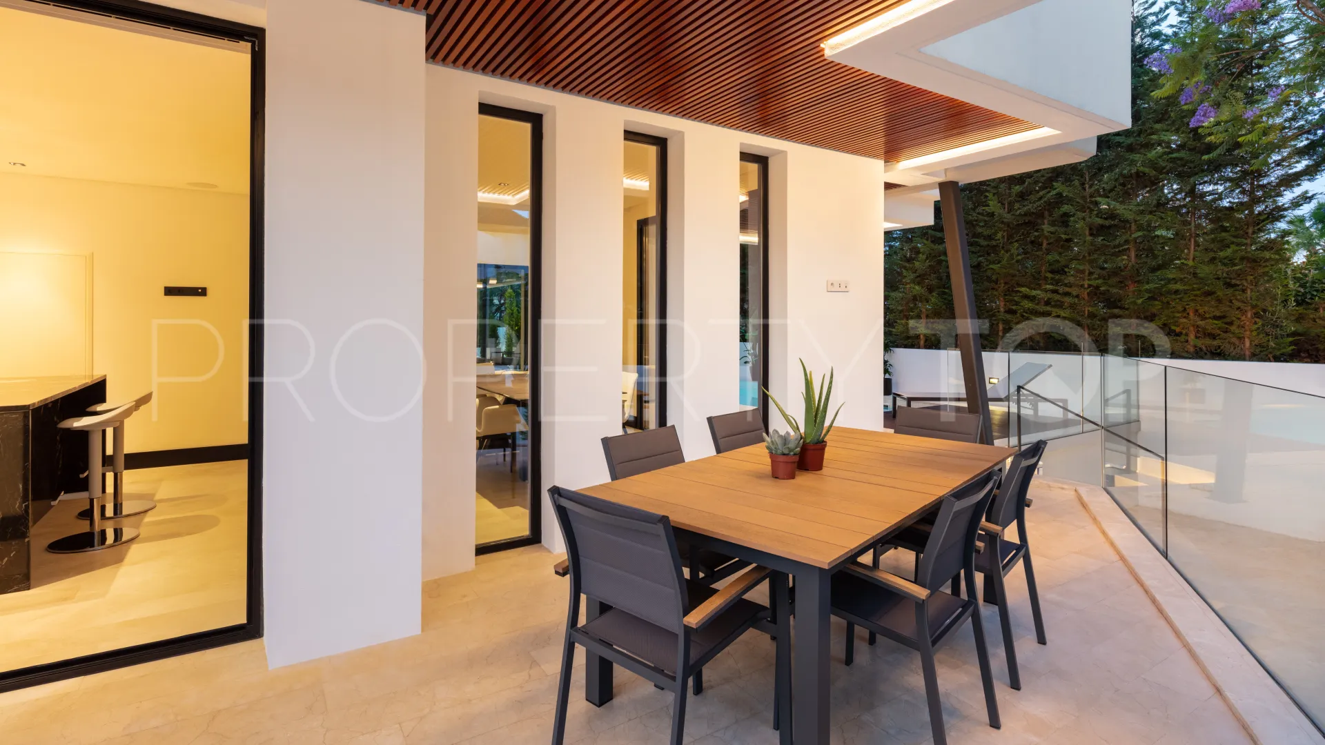 Villa for sale in Marbella Golden Mile with 5 bedrooms