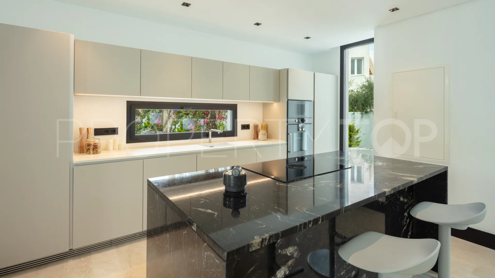 Villa for sale in Marbella Golden Mile with 5 bedrooms