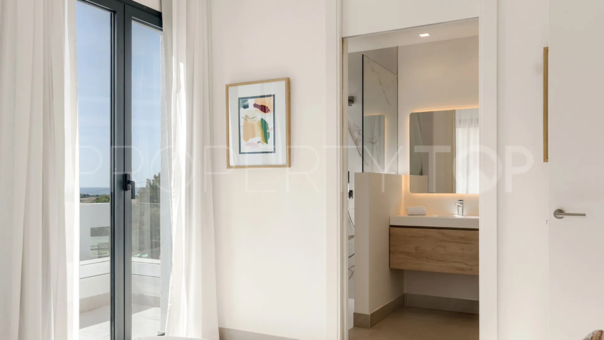 Comprar villa de 3 dormitorios en Estepona Golf