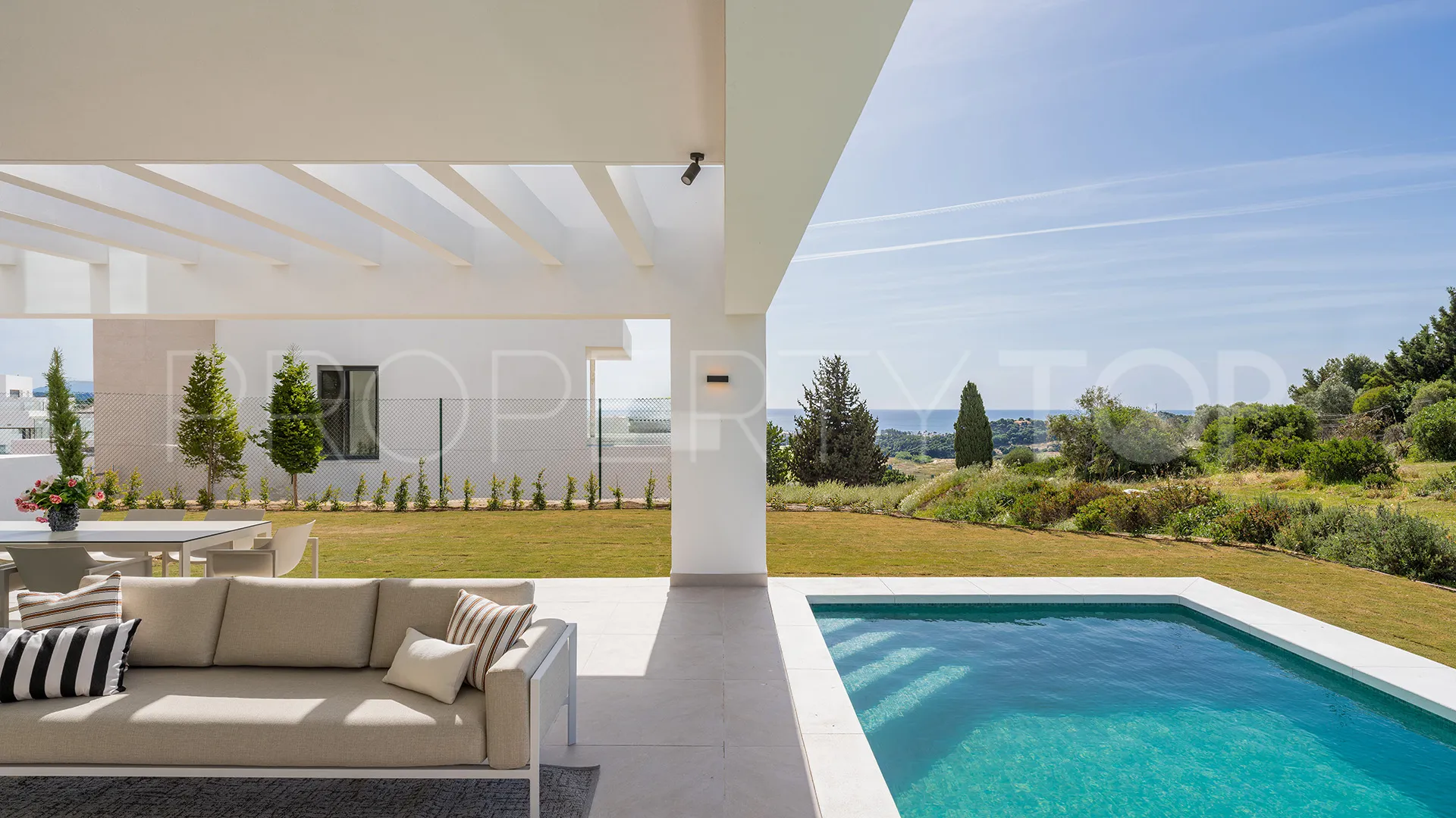 Comprar villa de 3 dormitorios en Estepona Golf