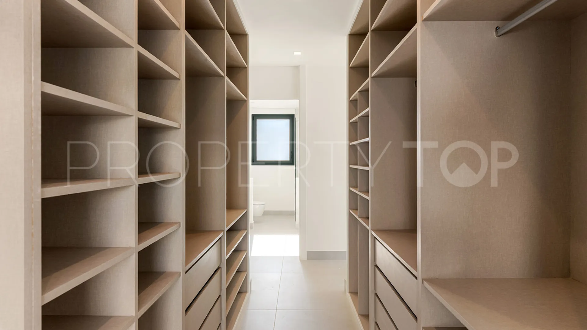 Comprar villa de 3 dormitorios en Estepona Golf