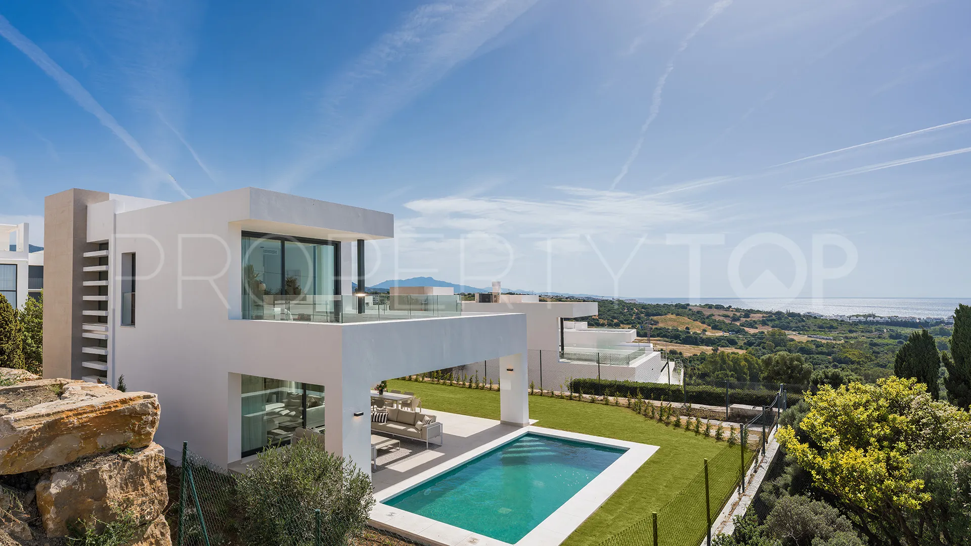 Comprar villa de 3 dormitorios en Estepona Golf