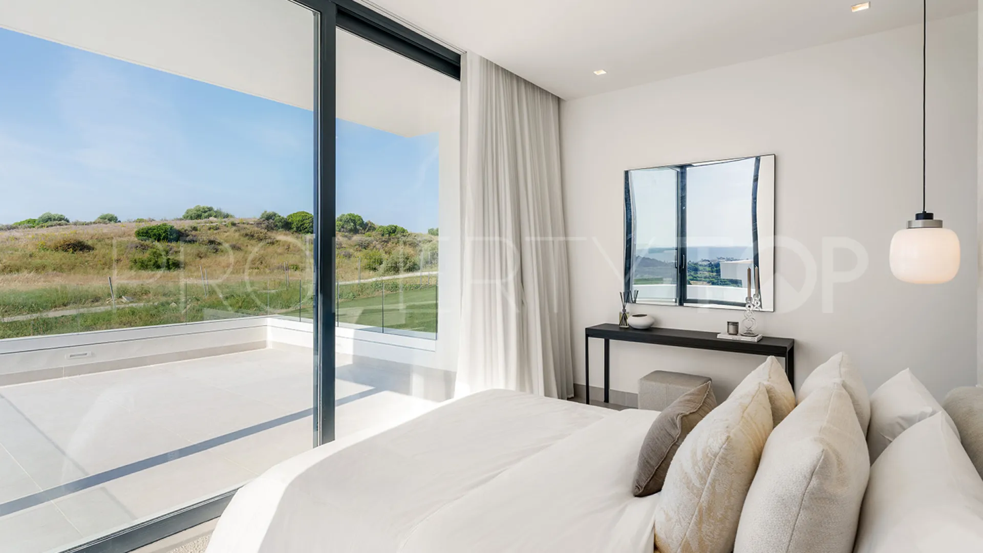 Comprar villa de 3 dormitorios en Estepona Golf