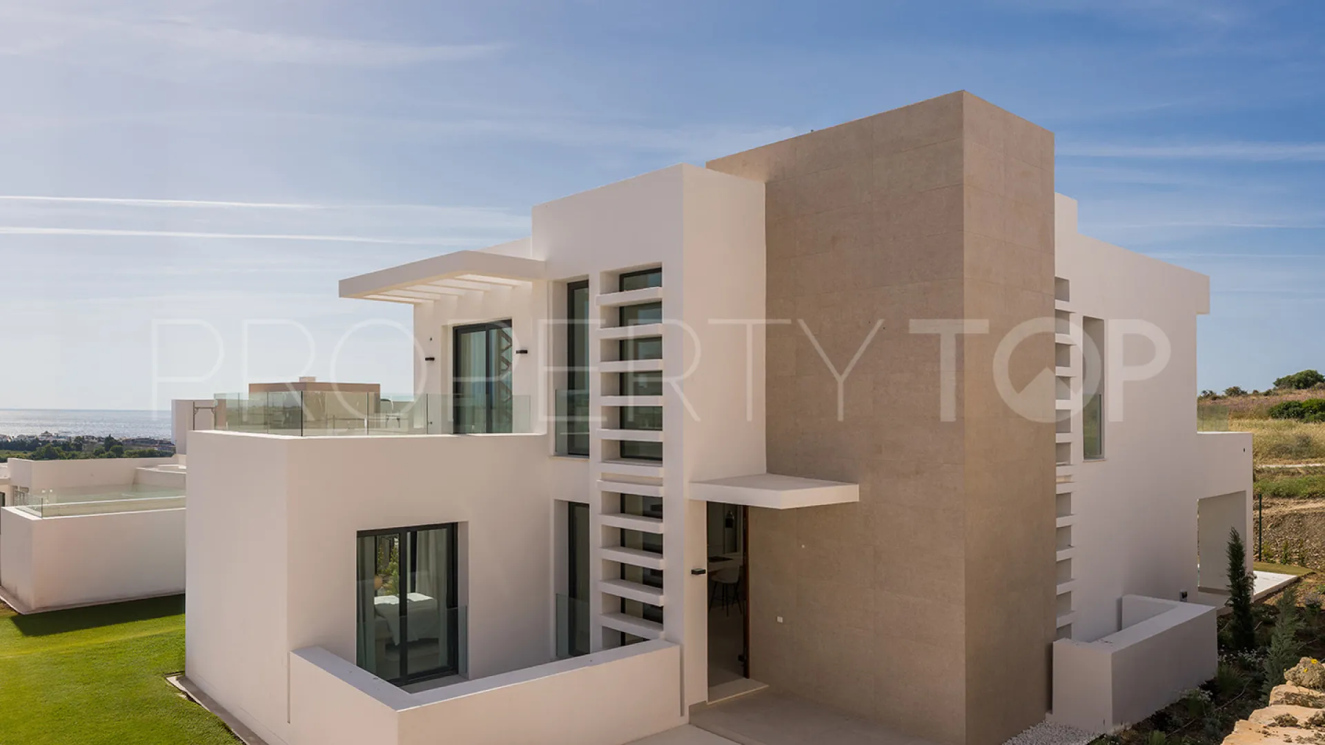 Comprar villa de 3 dormitorios en Estepona Golf