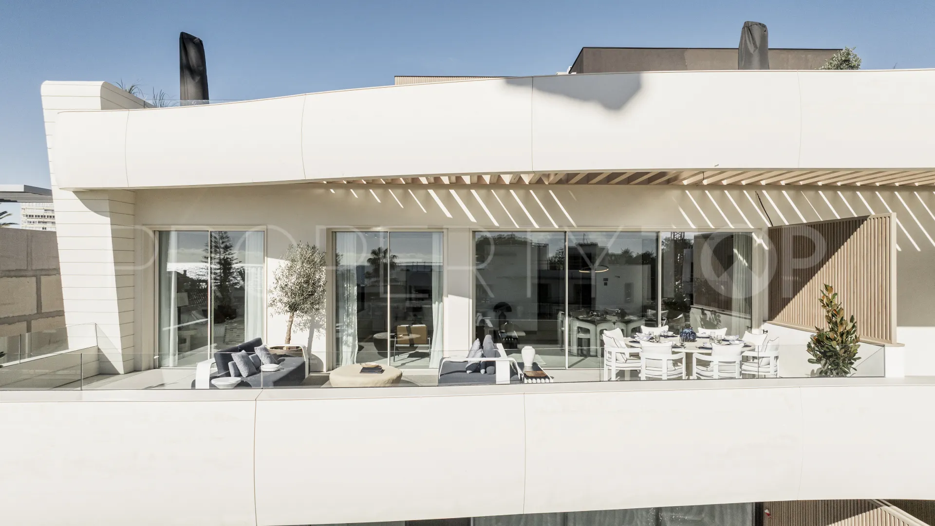 Apartamento planta baja de 3 dormitorios en venta en Marbella Este
