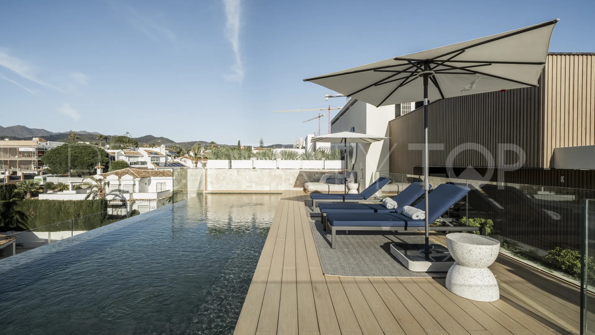 Apartamento planta baja de 3 dormitorios en venta en Marbella Este
