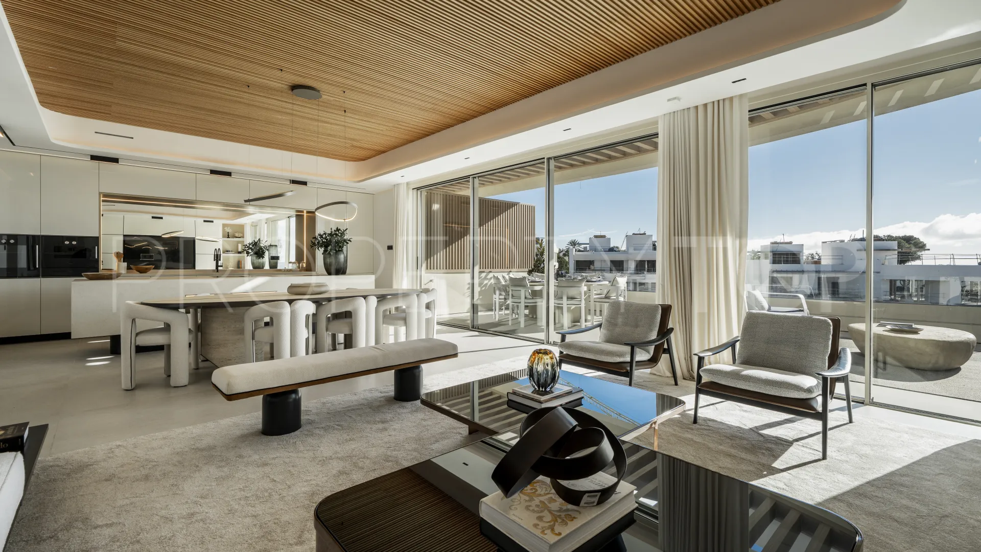 Apartamento planta baja de 3 dormitorios en venta en Marbella Este