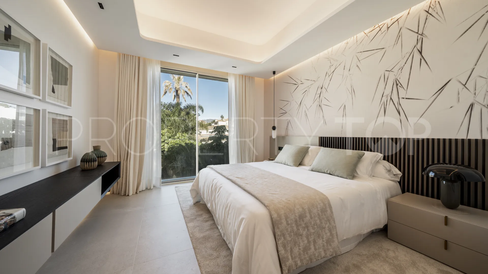 Apartamento planta baja de 3 dormitorios en venta en Marbella Este