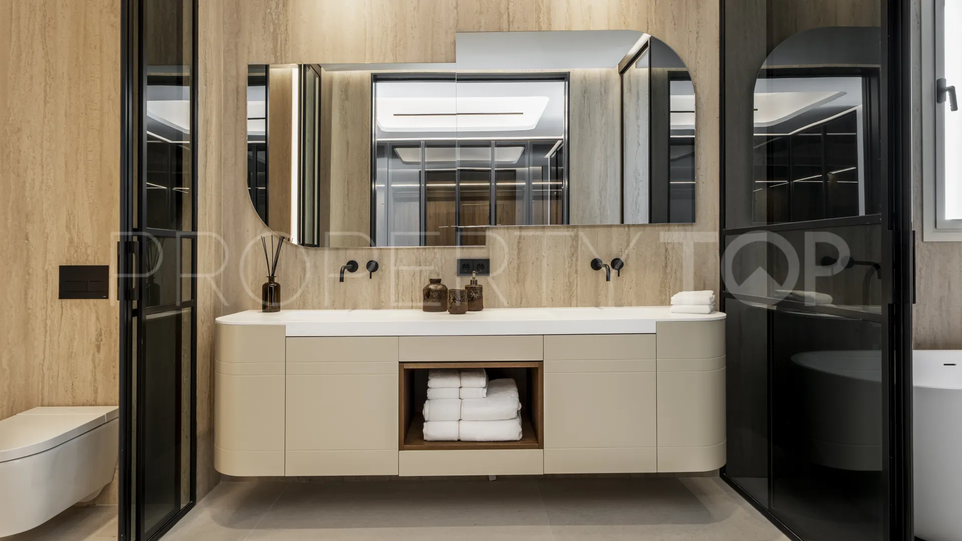 Apartamento planta baja de 3 dormitorios en venta en Marbella Este