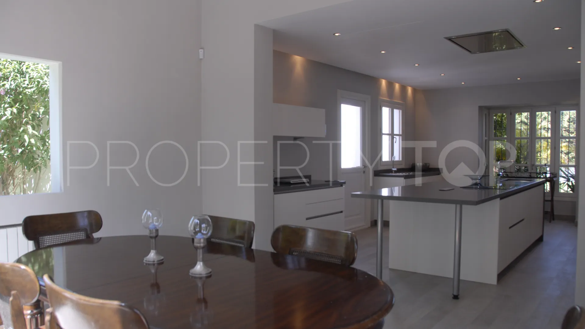 Villa con 5 dormitorios a la venta en Guadalmina Baja