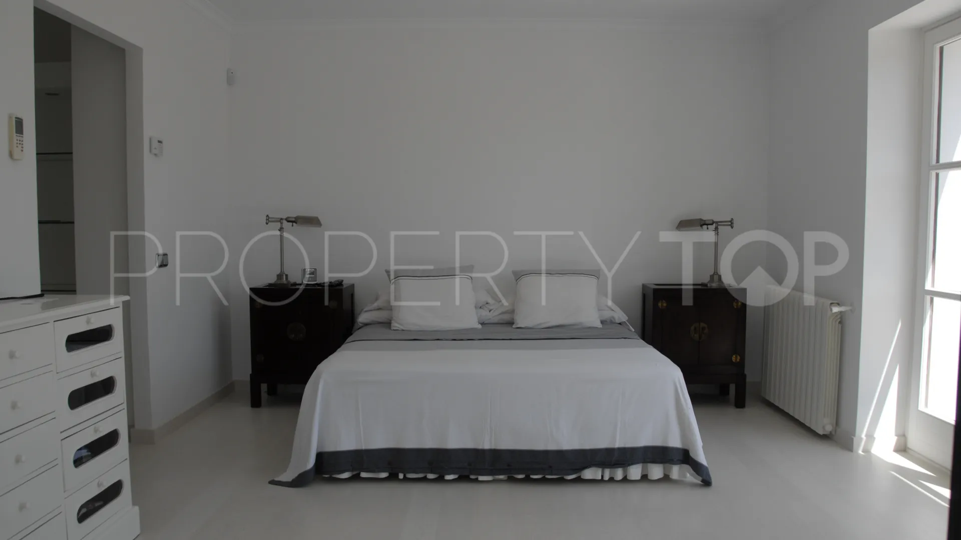 Villa con 5 dormitorios a la venta en Guadalmina Baja