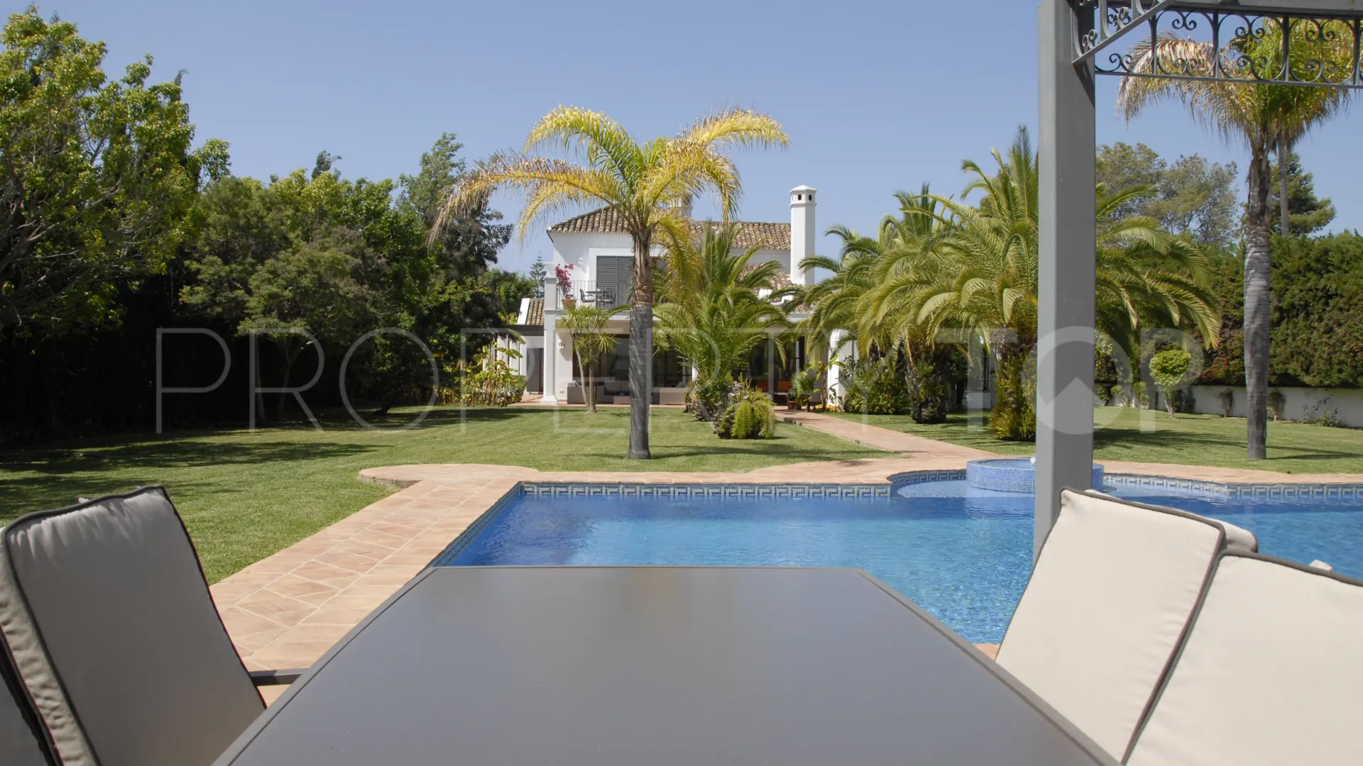 Villa con 5 dormitorios a la venta en Guadalmina Baja