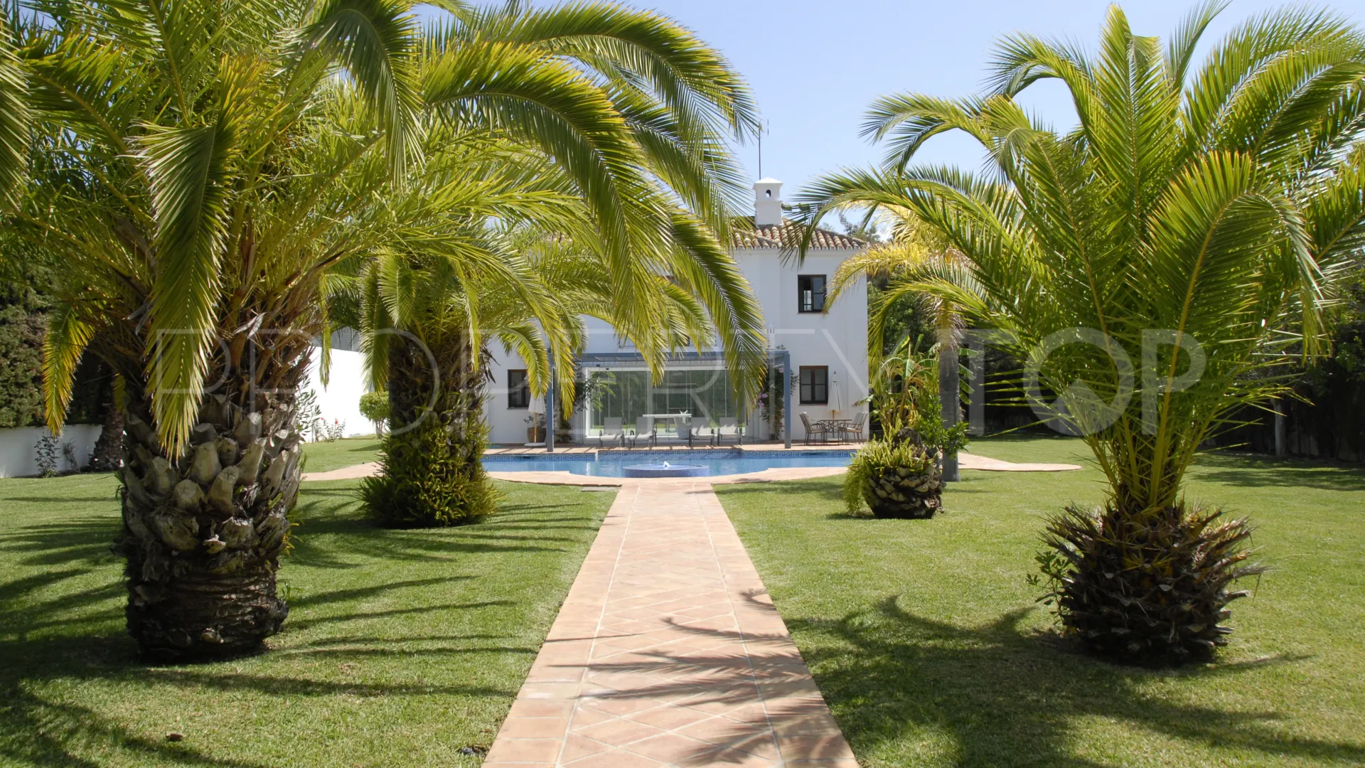 Villa con 5 dormitorios a la venta en Guadalmina Baja