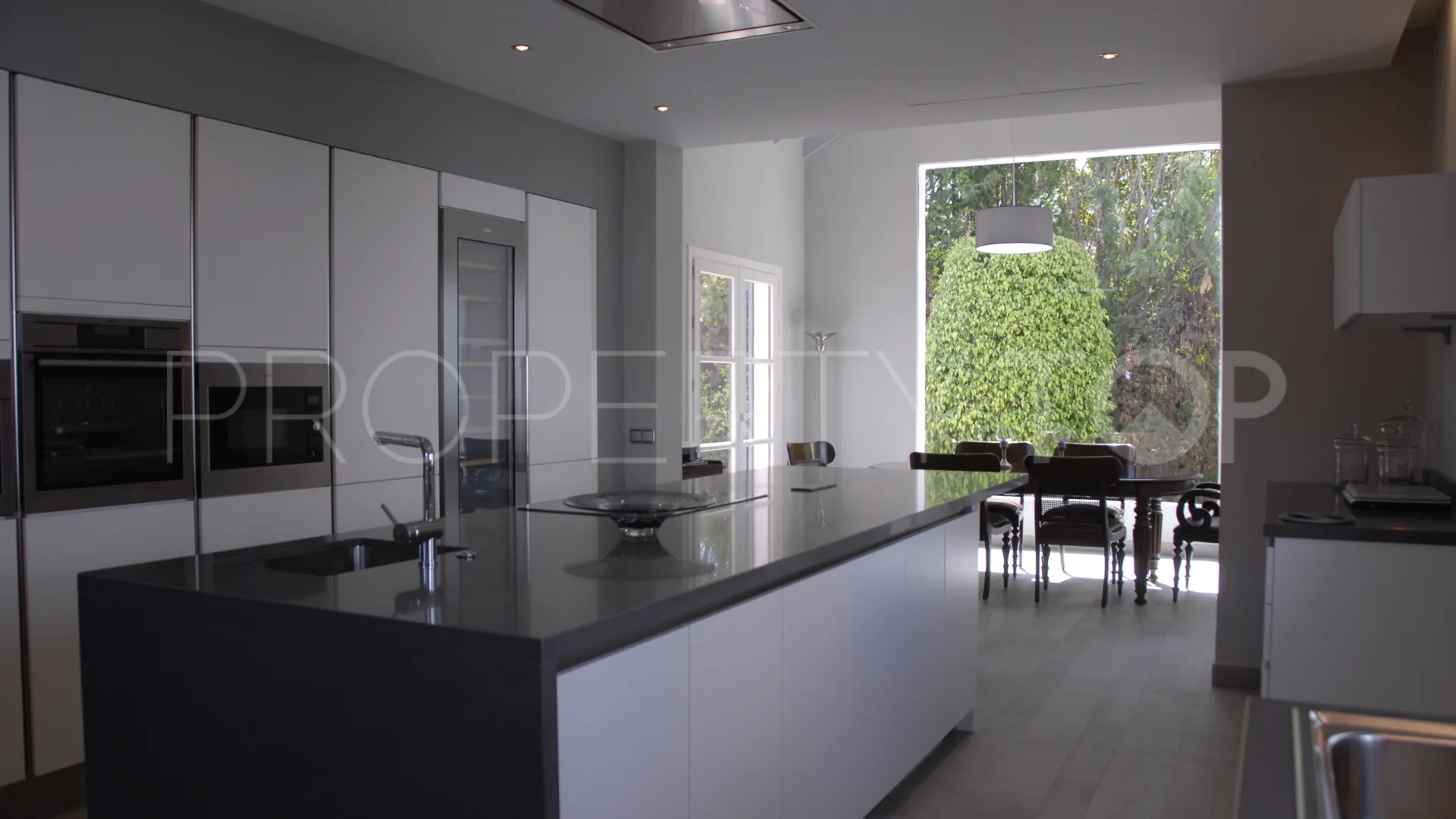 Villa con 5 dormitorios a la venta en Guadalmina Baja