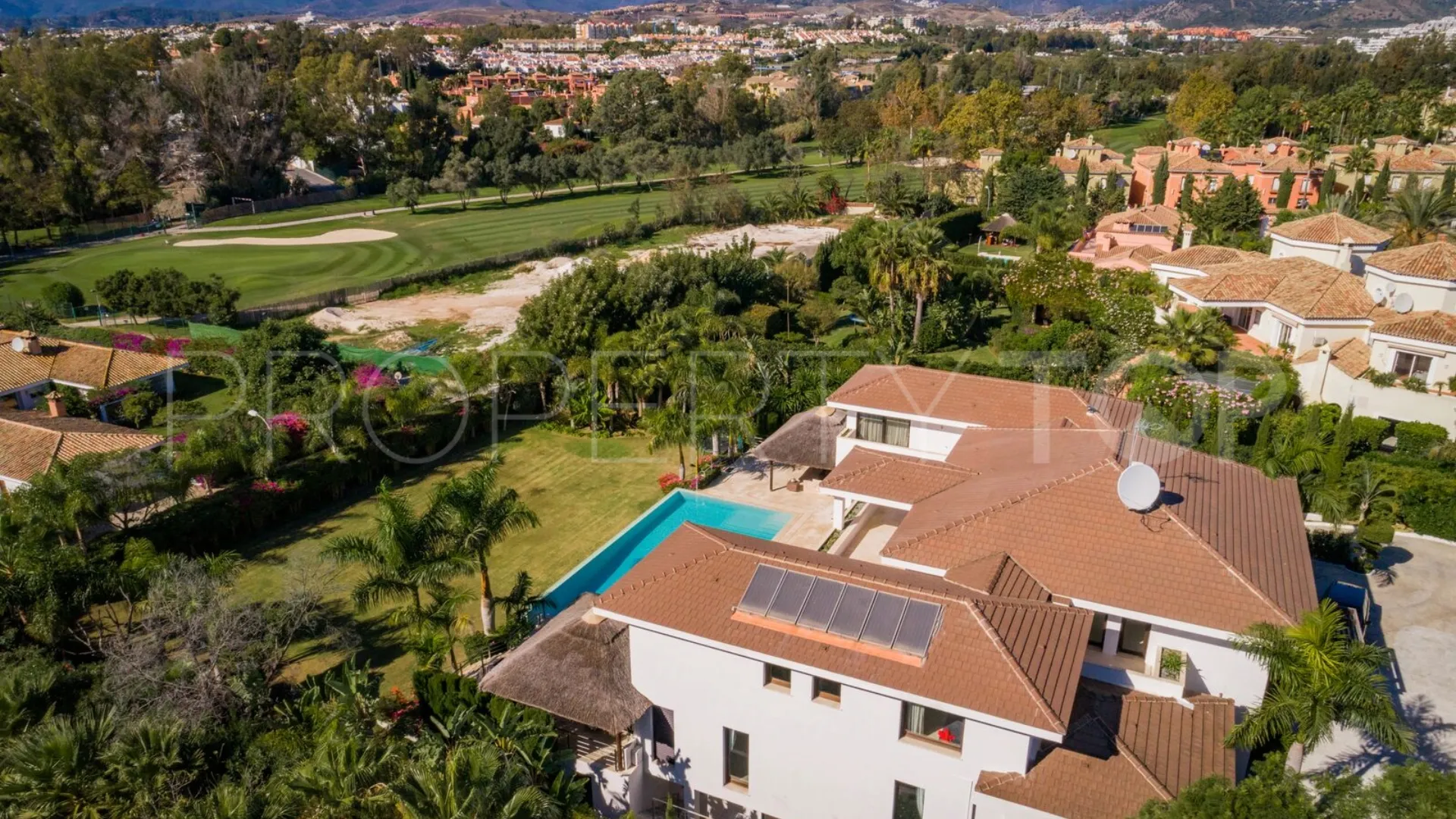 Guadalmina Baja, villa en venta con 6 dormitorios
