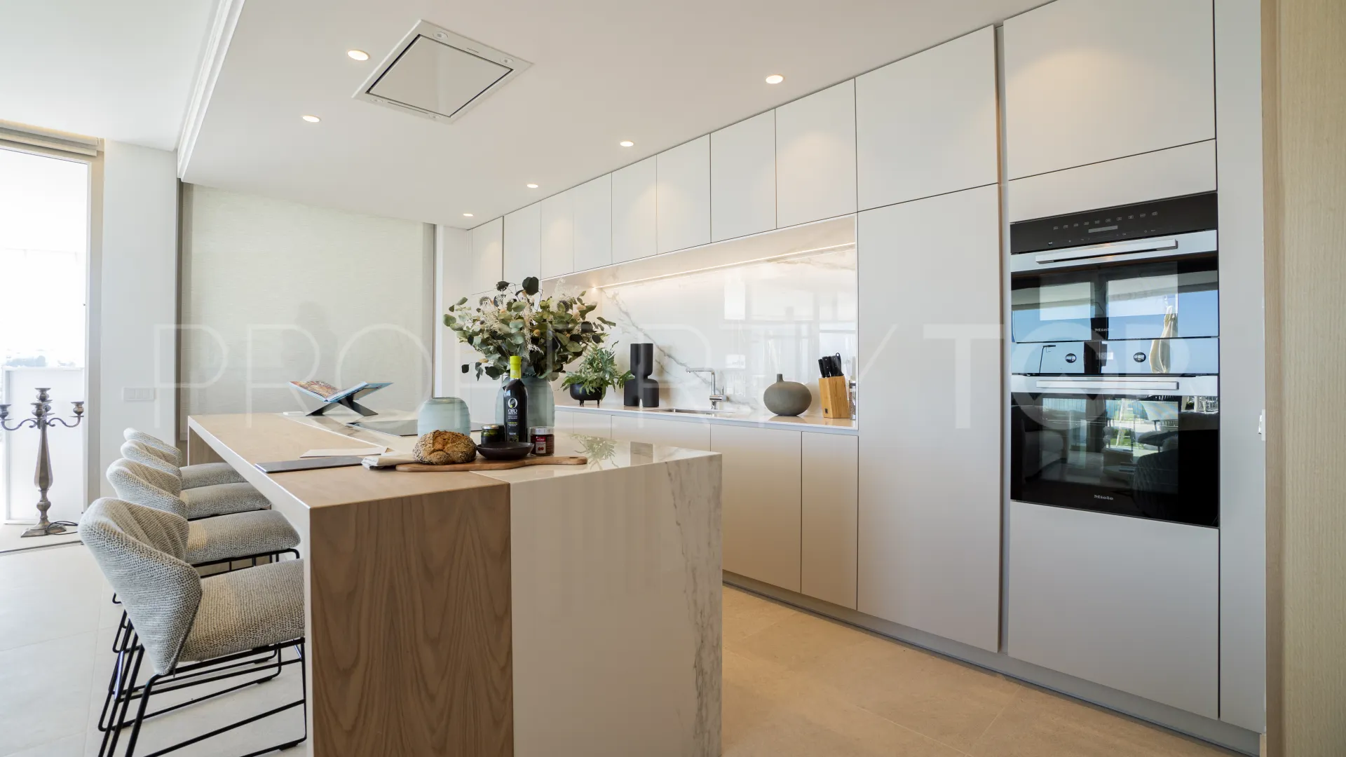 Ground floor apartment with 3 bedrooms for sale in Benahavis