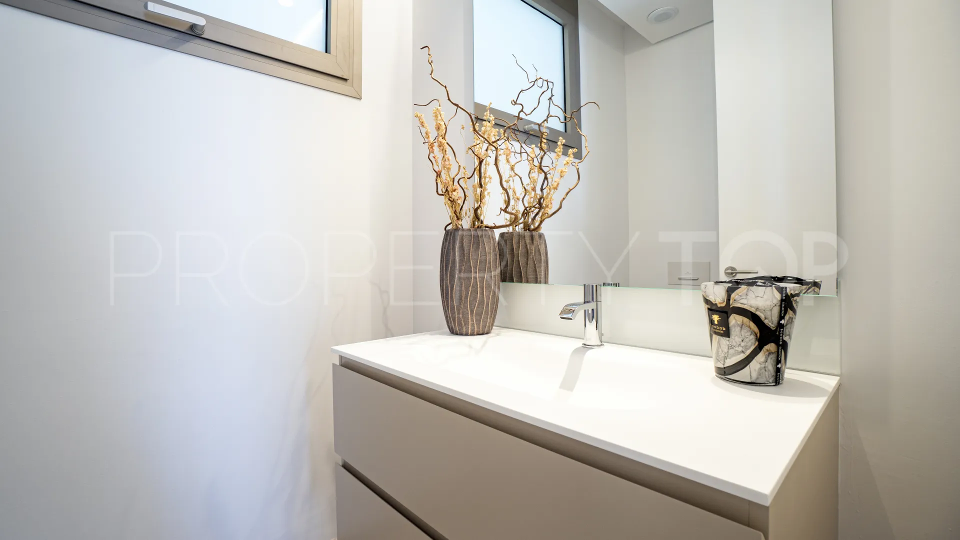 Ground floor apartment with 3 bedrooms for sale in Benahavis