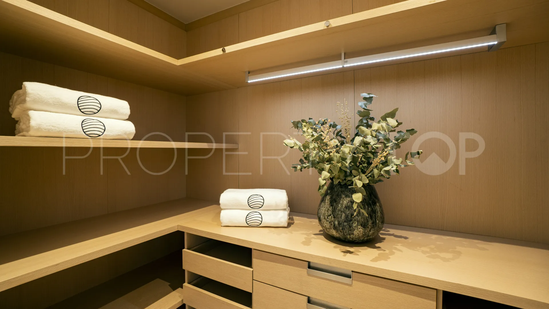 Ground floor apartment with 3 bedrooms for sale in Benahavis