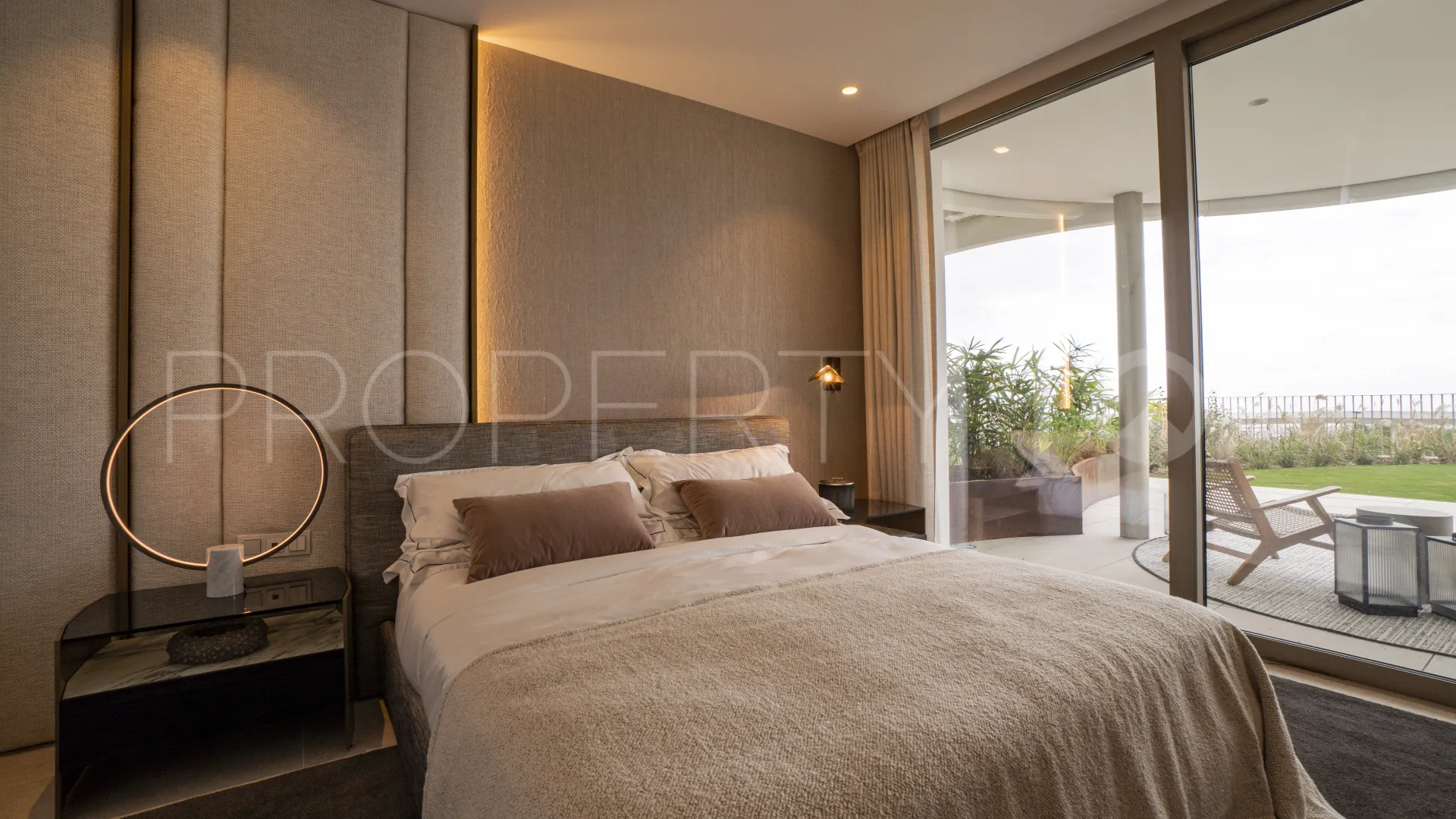 Ground floor apartment with 3 bedrooms for sale in Benahavis