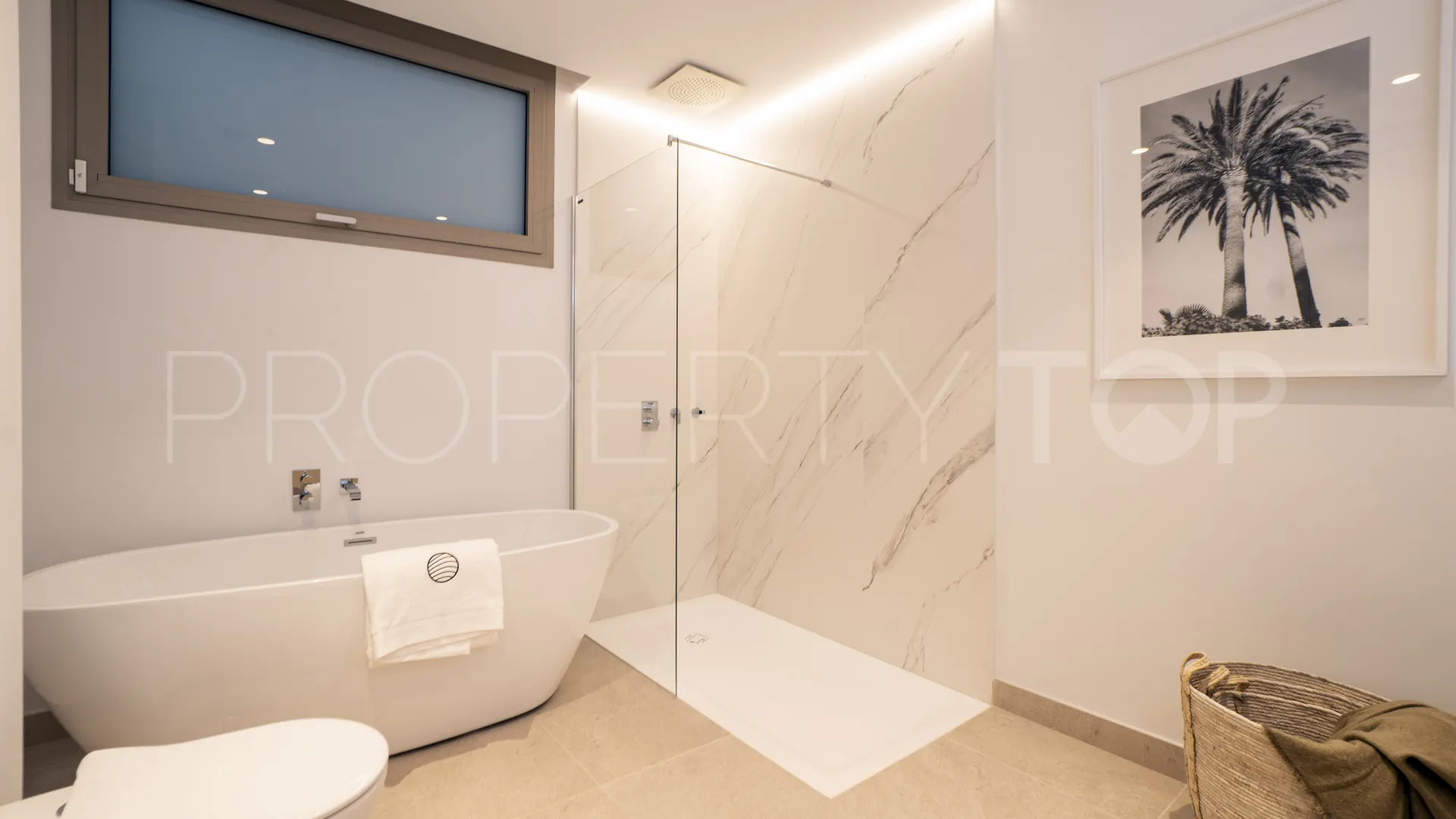 Ground floor apartment with 3 bedrooms for sale in Benahavis