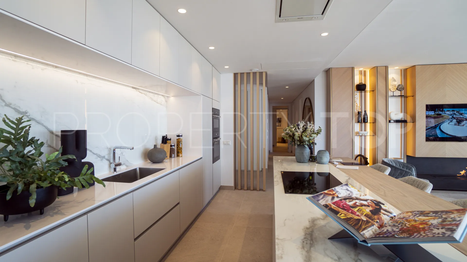 Ground floor apartment with 3 bedrooms for sale in Benahavis