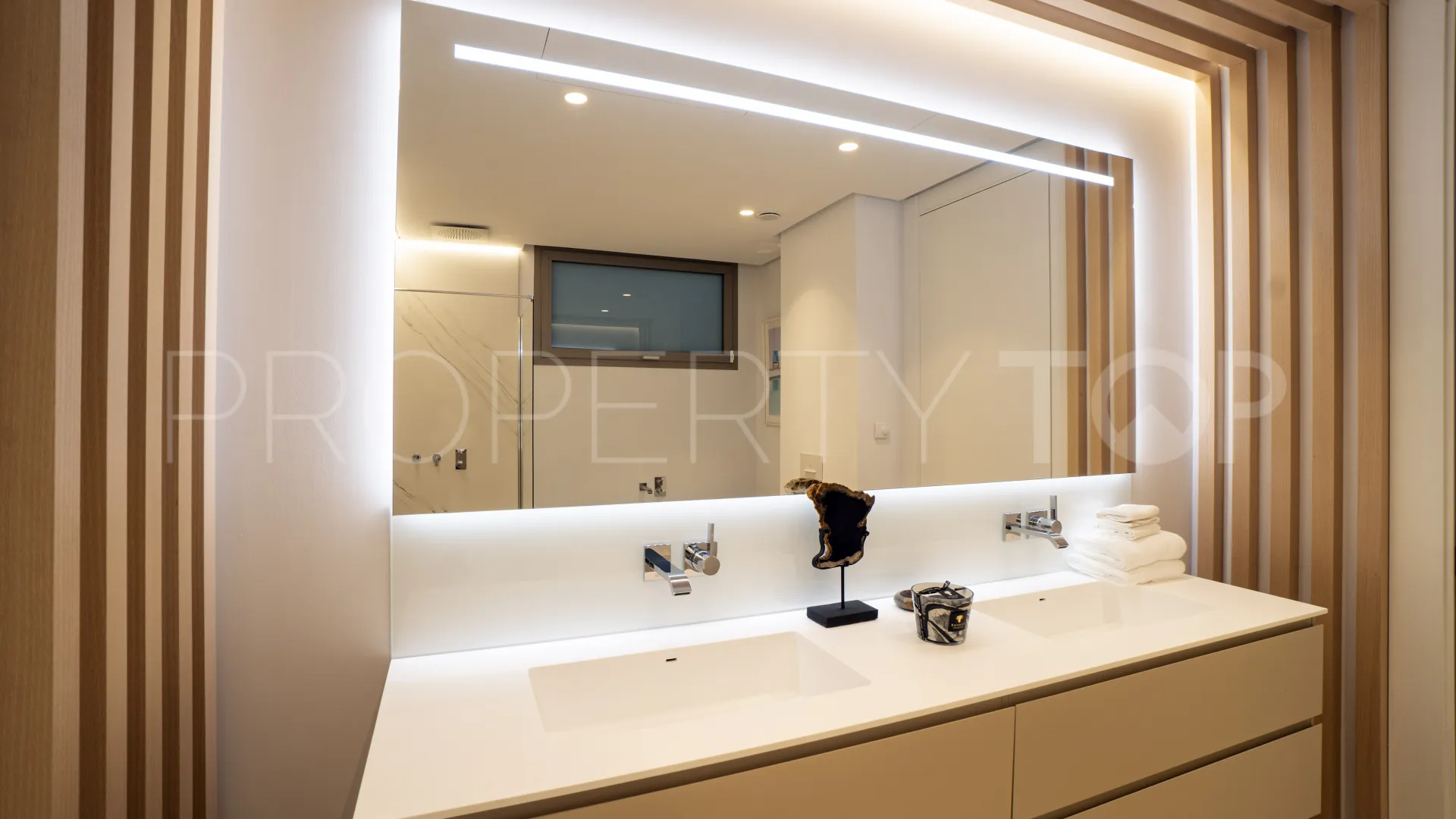 Ground floor apartment with 3 bedrooms for sale in Benahavis