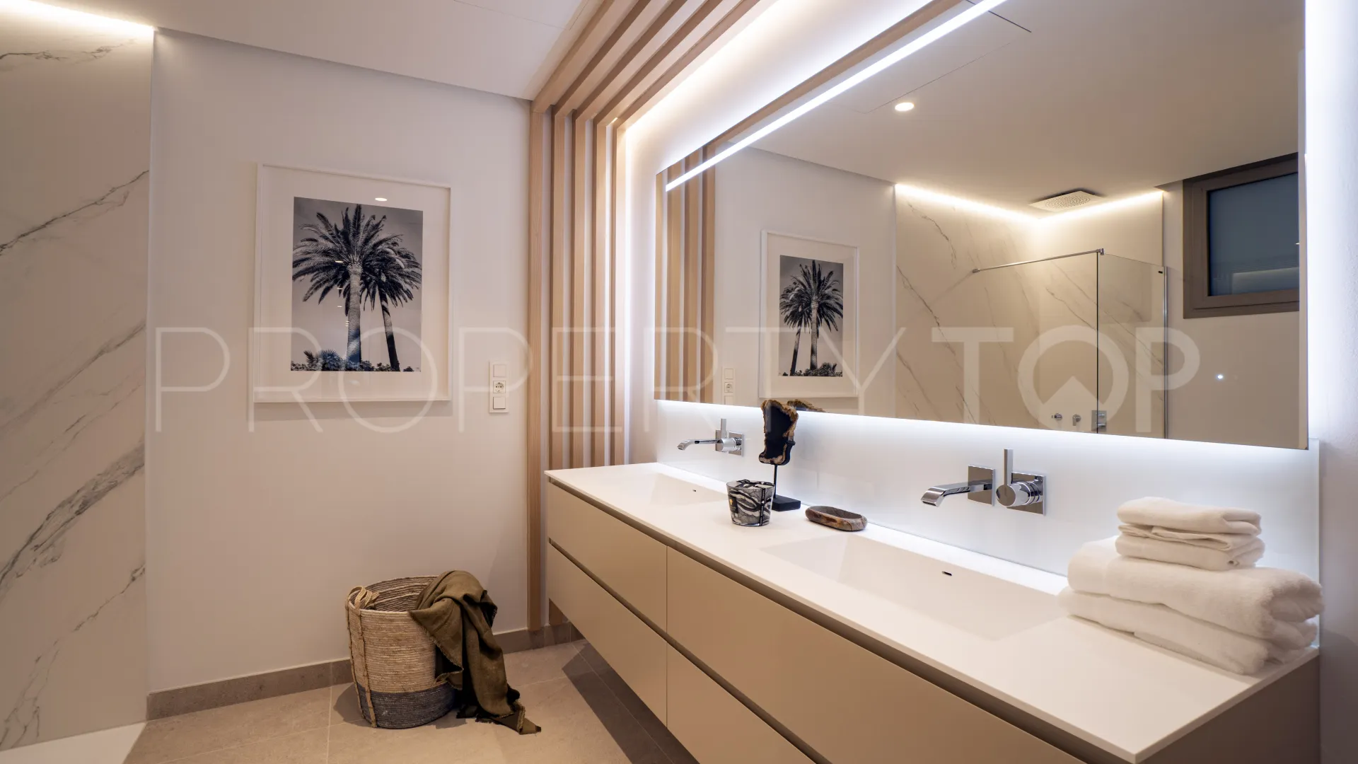 Ground floor apartment with 3 bedrooms for sale in Benahavis