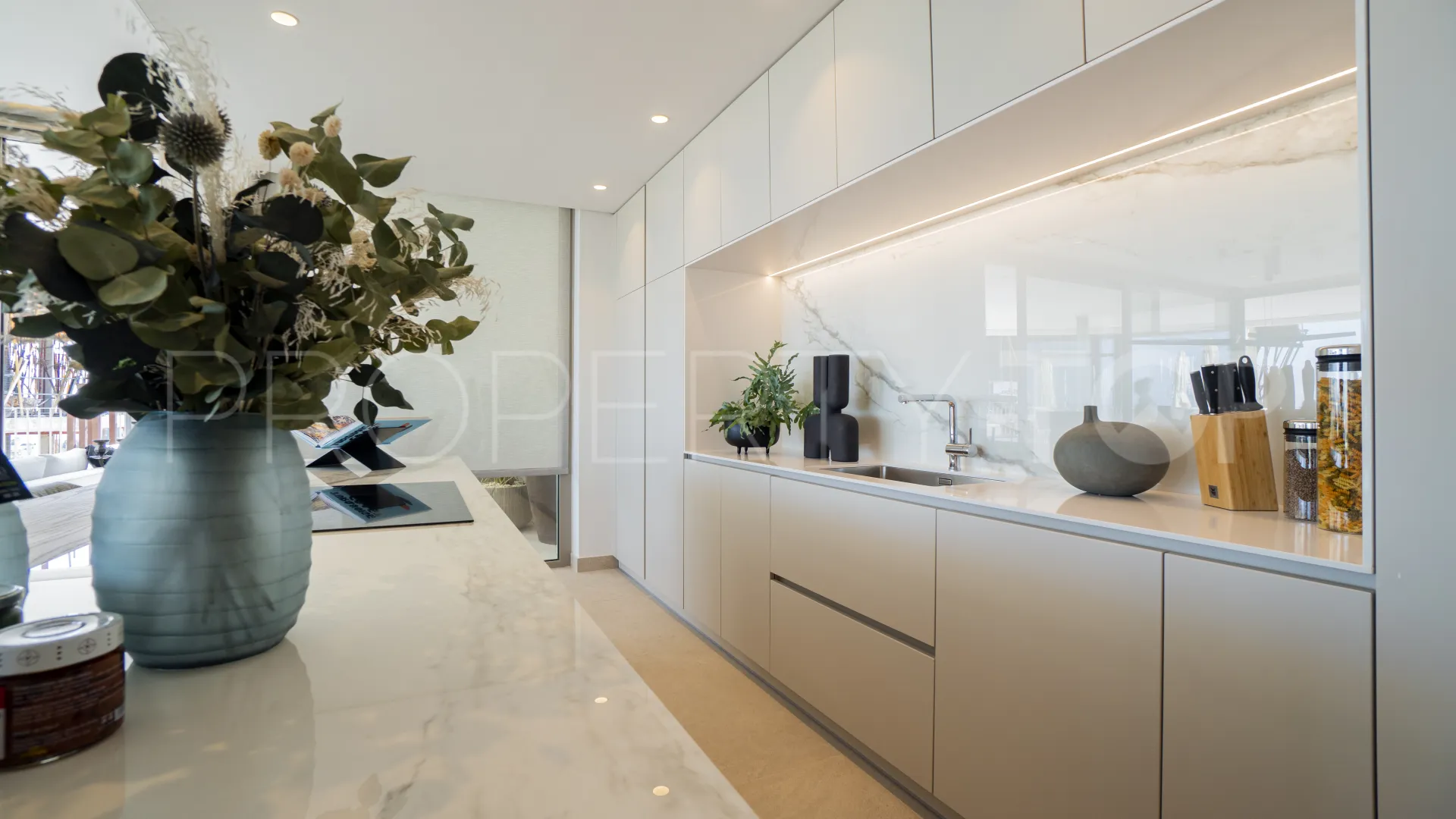 Ground floor apartment with 3 bedrooms for sale in Benahavis