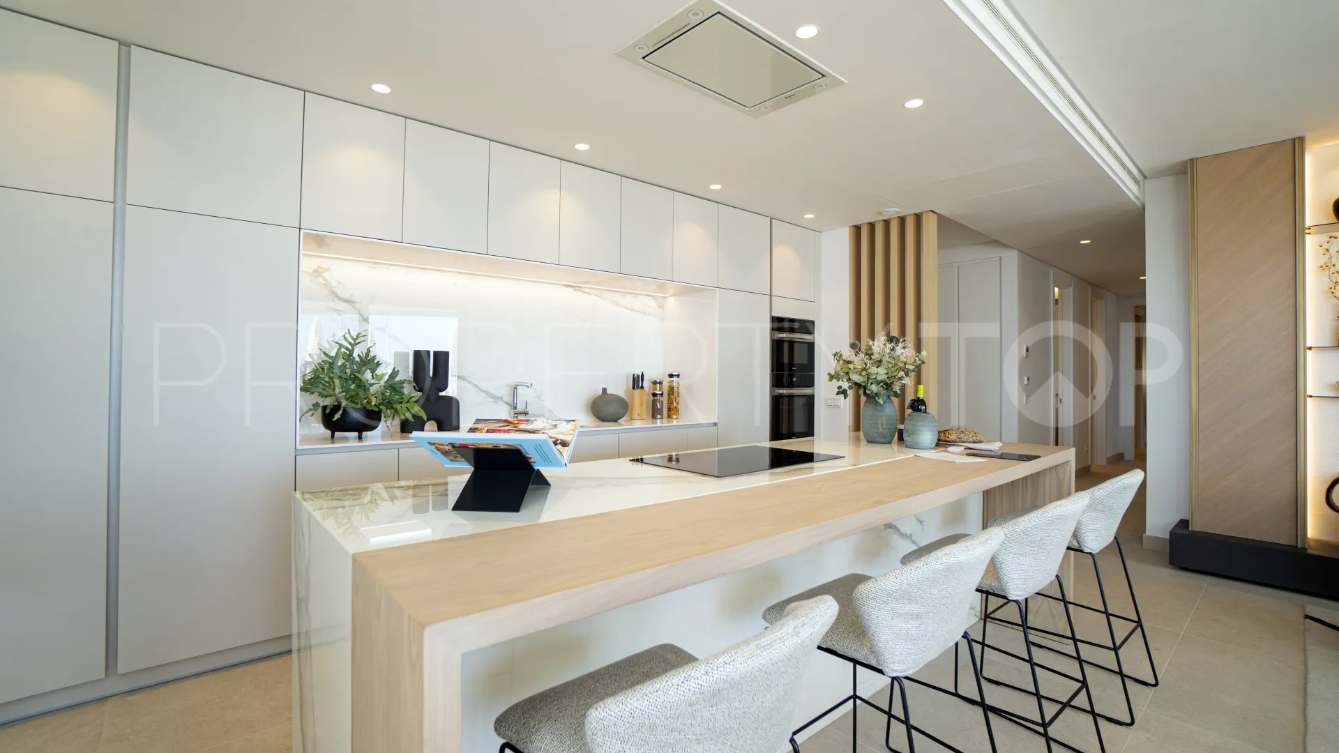 Ground floor apartment with 3 bedrooms for sale in Benahavis