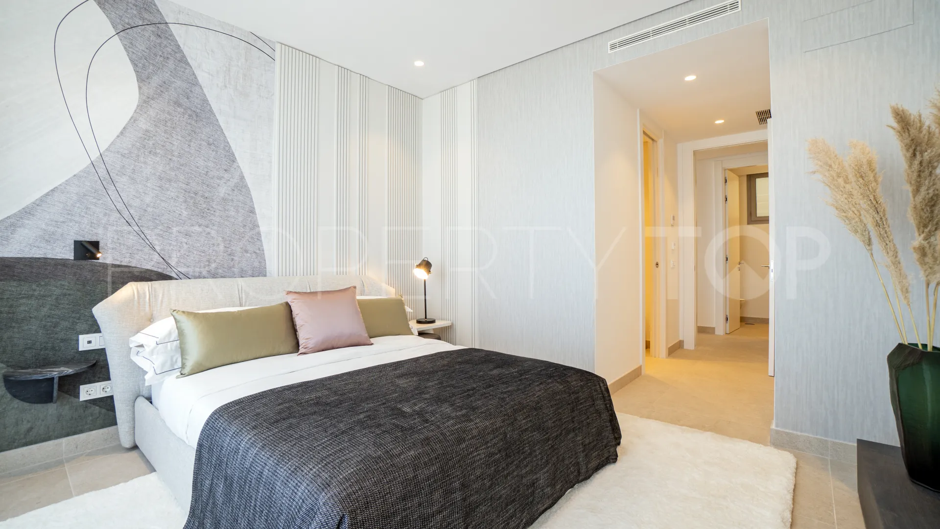 Ground floor apartment with 3 bedrooms for sale in Benahavis