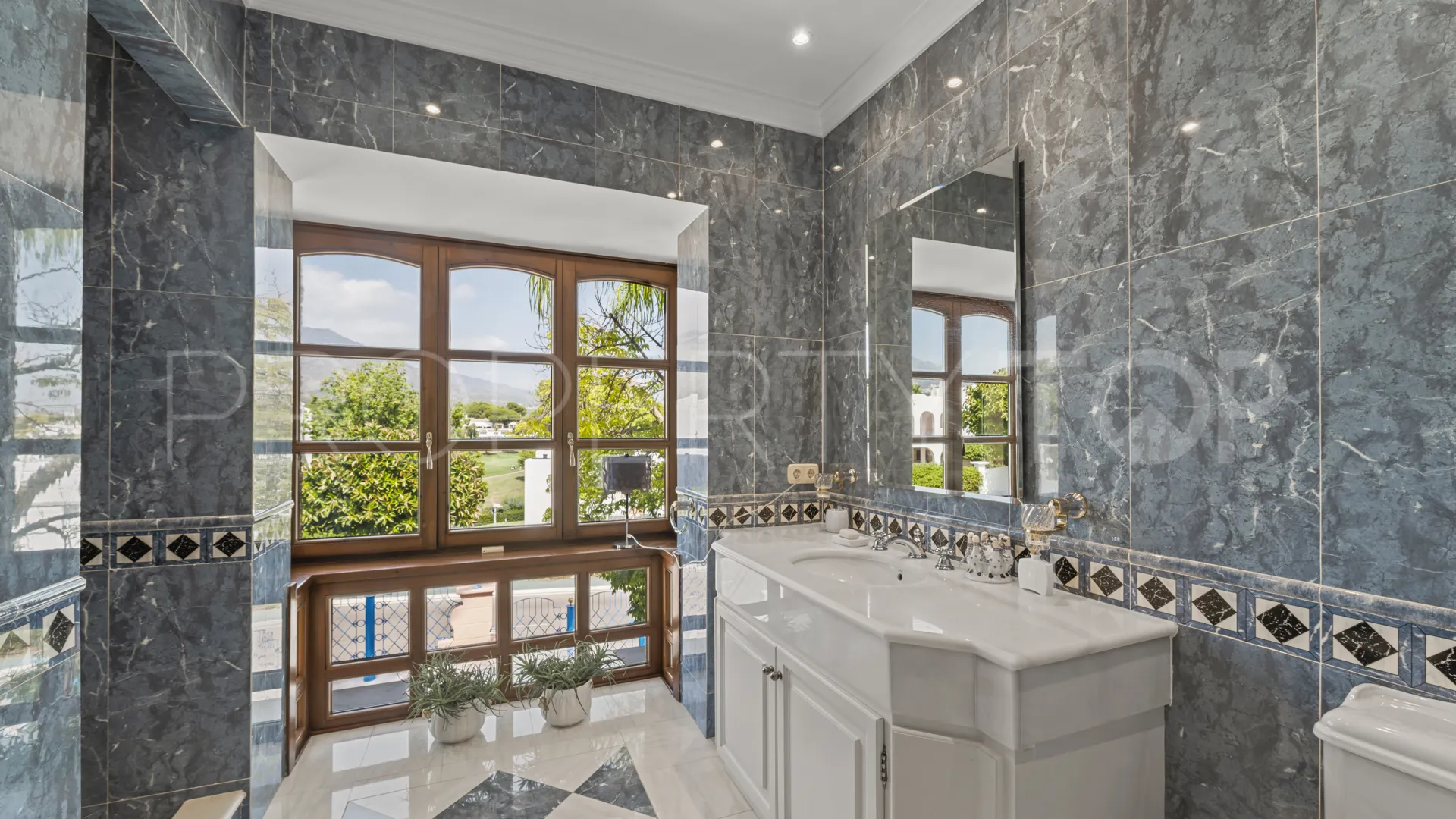 Nueva Andalucia, villa en venta de 6 dormitorios