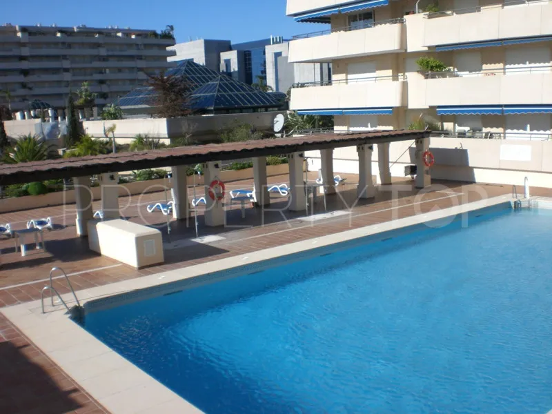 Apartamento con 2 dormitorios a la venta en Marina Banus