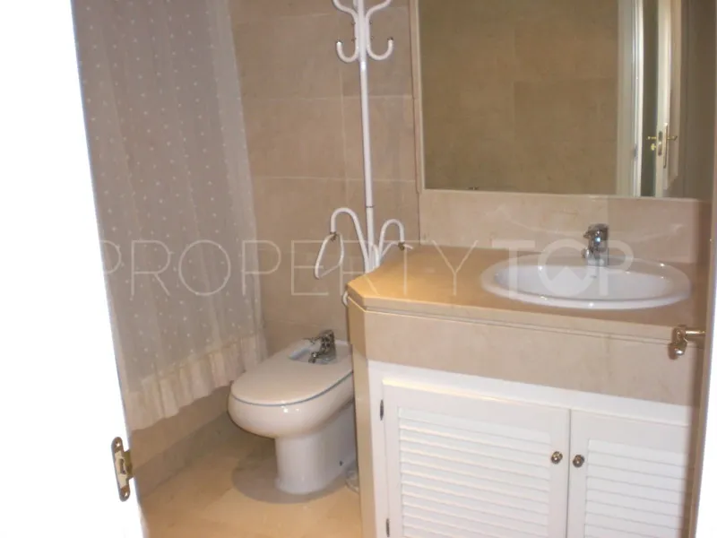 Apartamento con 2 dormitorios a la venta en Marina Banus