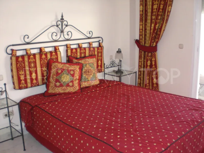 Apartamento con 2 dormitorios a la venta en Marina Banus