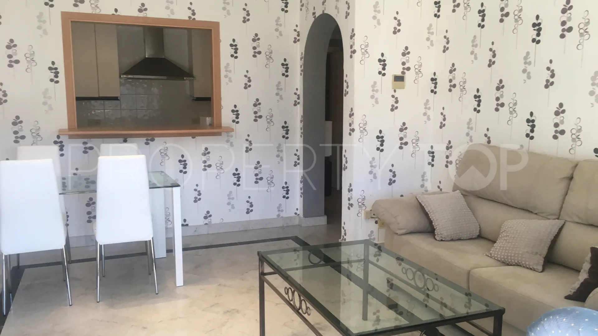 Apartamento con 2 dormitorios a la venta en Marina Banus