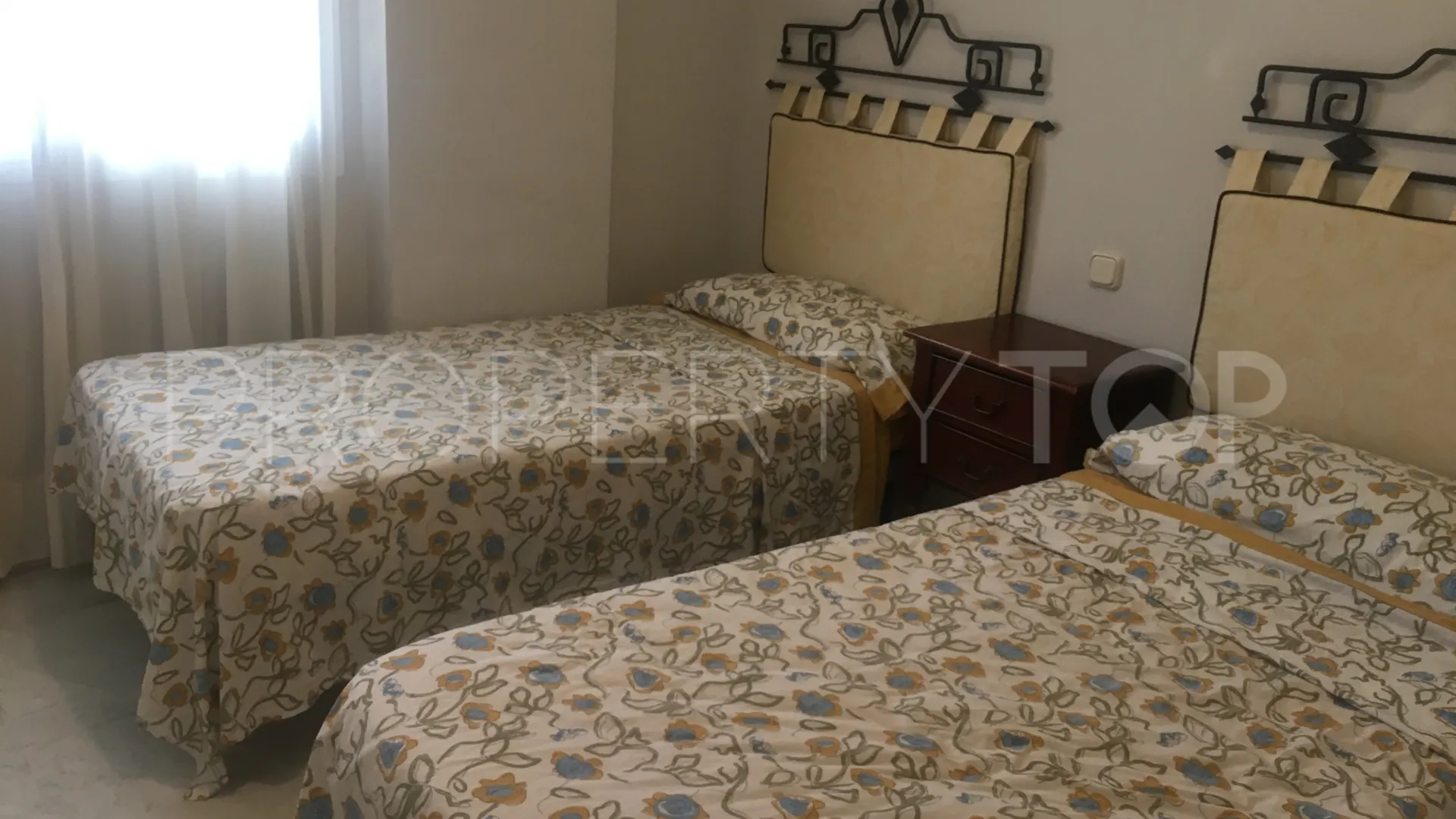 Apartamento con 2 dormitorios a la venta en Marina Banus