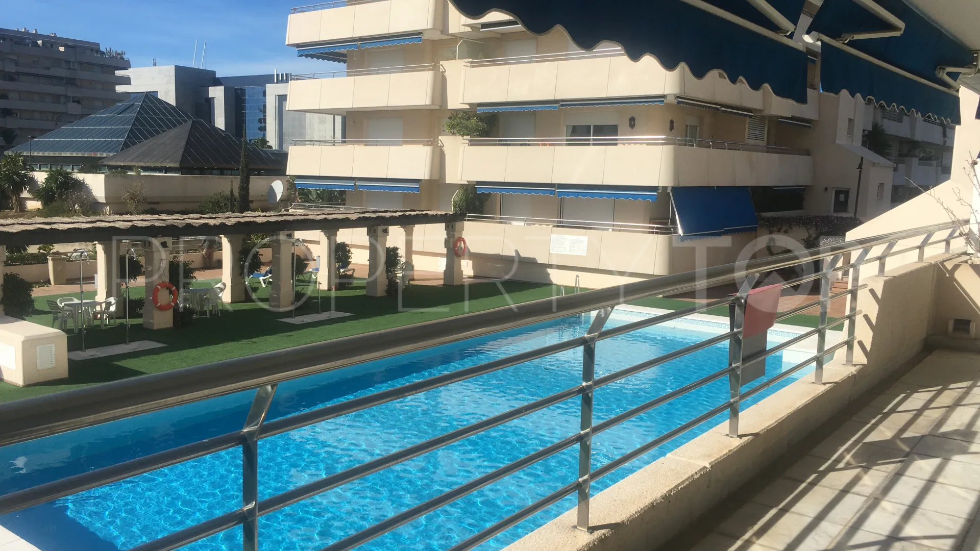 Apartamento con 2 dormitorios a la venta en Marina Banus